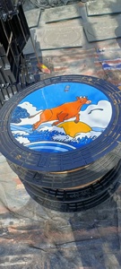 High <strong>Quality</strong> D400 <strong>Cast</strong> <strong>Iron</strong> CE ISO9001 Certified Manhole Cover Lock System Black Bitumen Surface Decorative Graffiti Roadway - Product Image 6