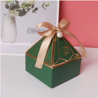 Boîte cadeau de mariage en carton triangulaire miniature artisanale romantique en chocolat et bonbons, fabriquée avec des matériaux recyclés écologiques personnalisés