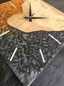 Reloj de Pared Artístico de Resina y Madera, Hecho a Mano, Duradero, Elegante, Funcional, Estilizado y Decorativo, Perfecto para Sala de Estar o Dormitorio - Product Image 4