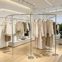 Portant à vêtements incurvé sur mesure en acier inoxydable, rail de suspension autoportant pour vêtements, mobilier de présentation pour boutique