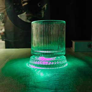 Venta al por mayor de fábrica: Vaso de whisky giratorio luminoso viral con posavasos iluminado para fiestas en discotecas, set de vasos para aliviar el estrés, a granel. - Product Image 4
