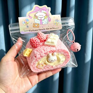 Jouet <span class=keywords><strong>de</strong></span> décompression en silicone <span class=keywords><strong>de</strong></span> qualité alimentaire, modèle Strawberry White Qiao Swiss Roll Pinch Le, produit phare transfrontalier - Product Image 1