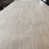 Planche en pin radiata massif à jointures à languettes, directement de l'usine