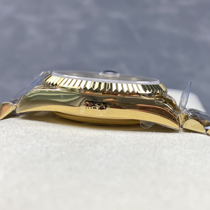 Montre de luxe professionnelle avec cadran doré poli et bracelet en acier inoxydable orné de diamants - Product Image 6