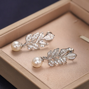 Boucles d'oreilles micro-pavées en perles simulées en forme de feuille pour femmes, bijoux élégants et scintillants - Product Image 4