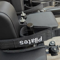 Lit de Pilates professionnel en alliage d'aluminium noir, durable et réglable, avec échelle et baril, machine combinée pour studio