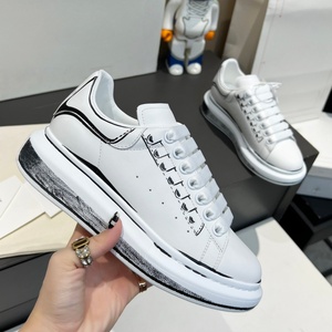 Zapatillas de diseñador de alta calidad hechas de cuero genuino con grafitis pintados a mano en blanco y negro, disponibles para hombres y mujeres. - Product Image 1