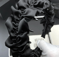 Schwarzes Satin-Haarband für Damen – Rutschfestes, hochwertiges Haarband mit Zähnen und Blumenmuster für Valentinstag und Abschlussfeier