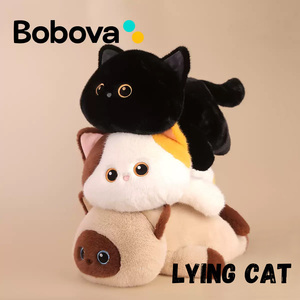 Cuscino Peluche Gatto Nero Sdraiato Cartone Animato 45cm, Giocattolo Imbottito Super Morbido con Fodera in Rete e Imbottitura in Cotone PP, Peluche Lavabile - Product Image 3