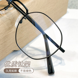 Monturas de Gafas Ovaladas Pequeñas de Titanio Danyang para Mujer, Montura Completa, Cómodas y Ligeras 2147 con Lentes de Plástico - Product Image 2