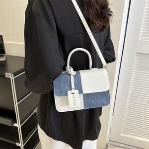 Bolso de Hombro/Bandolera Personalizado de Fábrica con Cierre de Solapa Única, Diseño Simple en Contraste de Color y Costuras Texturizadas - Product Image 5