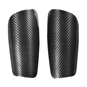 Protège-tibias de football personnalisés en PVC respirant et léger avec coussinets en EVA, impression de logos personnalisés, toutes saisons, fabriqués au Pakistan - Product Image 1