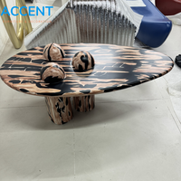 Table basse en fibre de verre (FRP) peinte à la main, motif bois de burl, sculpture ovale irrégulière, table centrale à 3 pieds cylindriques, dôme pour galerie