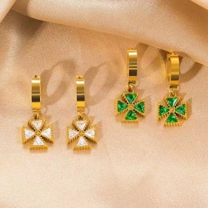 Boucles d'oreilles clous en acier inoxydable plaqué or pour femme, forme étoile classique, mignonnes, tendance et élégantes, par Clover - Product Image 4