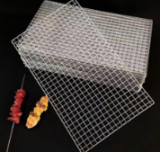 Grille de barbecue plate et lisse, facile à manipuler et empêchant les brochettes, les viandes grillées et les légumes de glisser. - Product Image 2