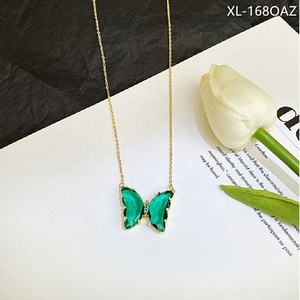 Kalung Liontin Kupu-kupu Manis Kristal Bening Warna Ungu Pink 4 Pilihan Warna, Perhiasan Cantik untuk Wanita, Hadiah Fashionable - Product Image 4