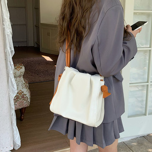 กระเป๋าสะพายข้างผู้หญิงสีขาวพร้อมกระเป๋าซิปแบบแม่เหล็กสำหรับใส่ในชีวิตประจำวันฤดูใบไม้ผลิ 2023 - Product Image 4