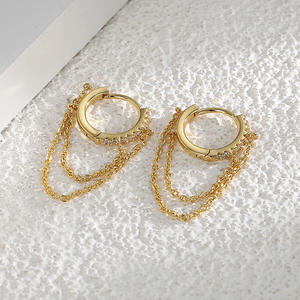 Boucles d'oreilles créoles élégantes et luxueuses de style bohème avec chaînes et glands en cristal rhodié plaqué or - Product Image 1