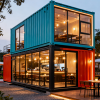 Restaurant en conteneur maritime à deux étages, avec cafés/boutiques/stands en conteneurs.