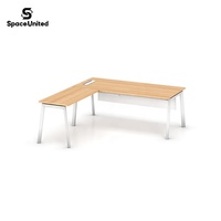 Bureau de direction en forme de L SpaceUnited avec structure en acier et panneau d'intimité, poste de travail ergonomique moderne avec rangement