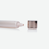 Tubo exprimible de PE color champán mate con impresión de logotipo personalizado y tapa electrochapada en oro rosa para crema tonificante UV.