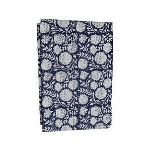 Couette Kantha en coton imprimé floral bleu marine et blanc classique, tissée à la main, pour la décoration intérieure, toutes saisons - Product Image 1