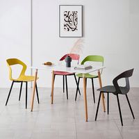 Chaise de mariage moderne en plastique PP blanc et métal, résistante aux UV, pour événements, fêtes et utilisation en parc