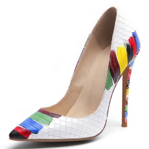 Escarpins à talons hauts pour femme, grande taille 45, à bout pointu, style stiletto, motif graffiti artistique coloré, pour soirée et occasions habillées - Product Image 2