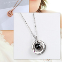 Collier pendentif travestival avec inscription "je t'aime" projeté, en or, 100 langues, puce de mémoire, avec pendentif
