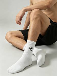 Calcetines Deportivos al Por Mayor con Logotipo Personalizado, Calcetines Largos de Tubo para Baloncesto y Running, Clásicos en Blanco y Negro, con Base Acolchada, para Hombre - Product Image 1