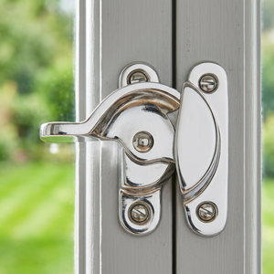 Loquet de porte moderne en laiton durable et alliage de zinc, installation par vis, conception robuste pour usage intérieur - Product Image 2
