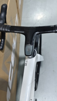 Bicicleta de Carretera Premium 700C Ligera de Fibra de Carbono con Frenos de Disco, Aero, Completamente de Carbono, 105 Di2 R7170, 24 Velocidades, Cambio Electrónico