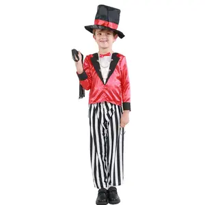 Il mago magico di carnevale esegue il costume da festa per allenatore di circo cosplay in costume