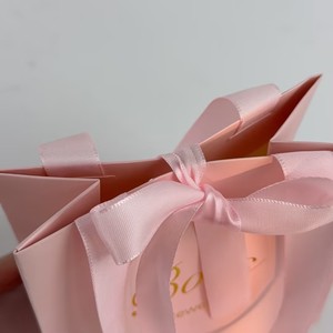 Sacs en papier rose de luxe avec poignée, personnalisés avec logo de marque, pour la promotion, la vente au détail de vêtements, les cadeaux, les achats et les bijoux. - Product Image 6