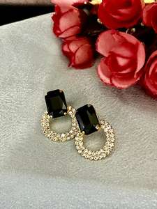 Venta caliente 2025 mujeres de alta calidad estilo moderno chapado en oro hecho a mano diamantes de imitación pequeña declaración tachuelas pendientes piedra negra - Product Image 5