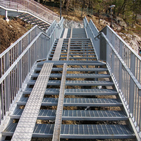 Escalier en acier galvanisé à chaud avec rampes, marches antidérapantes dentelées, escalier métallique industriel robuste pour atelier extérieur