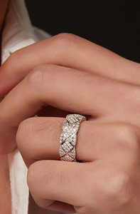 Anillo de Eternidad de Lujo para Mujer, Chapado en Oro de 22K, con Moissanita, Engaste Geométrico Pavé, Corte Brillante Redondo, Anillo de Boda - Product Image 5