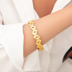 กำไลข้อมือแฟชั่น สแตนเลสสตีล ชุบทอง 18K ดีไซน์ขนนก แบบเปิดกว้าง เครื่องประดับผู้หญิง สร้อยข้อมือสวยหรู - Product Image 3