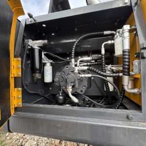 Excavadora Volvo EC240D 24T Usada con Motor Deutz y Bomba de Engranajes para Limpieza de Escombros Post-Tramunturales y Reconstrucción Temporal de Carreteras (Modelo 2024) - Product Image 3