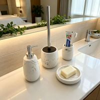 Ensemble de salle de bain en résine effet marbre blanc 4 pièces avec brosse WC, distributeur de savon, style moderne et luxueux, prêt à l'emploi en grand format pour magasin