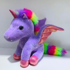 Unicornio de peluche sentado con estampado de estrellas azul cielo y crin y cola arcoíris esponjosos - Product Image 3