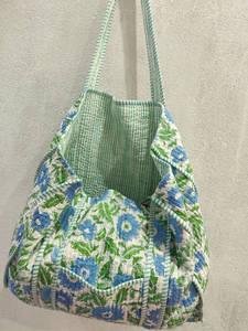 Sac fourre-tout en coton matelassé imprimé à la main, motif floral vert et bleu, sac à bandoulière fait main, réutilisable pour le shopping quotidien - Product Image 5