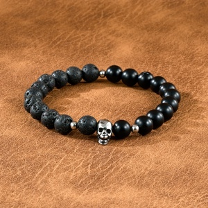 Bracelet pour homme personnalisable, style gothique unique, breloques de crâne, perles - Product Image 6