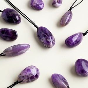 Venta al por mayor de fábrica: Colgante de piedra pulida de <span class=keywords><strong>amatista</strong></span> natural Dream Crystal para joyería, amuleto de la suerte para hombres <span class=keywords><strong>y</strong></span> mujeres - Product Image 1