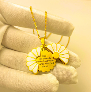 Collana con Ciondolo a Forma <span class=keywords><strong>di</strong></span> Mappa e Bandiera della Dominica, Gioiello Unisex Trendy in Acciaio Inossidabile a Forma <span class=keywords><strong>di</strong></span> Numero per Donne e Ragazze, Ideale per Anniversari e Celebrazioni - Product Image 3