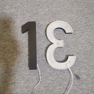 Números de Dirección Retroiluminados LED Personalizados con Halo de Luces Cálidas de 3200K Resistentes al Agua para Exteriores - Product Image 4