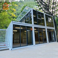 Maison Modulaire Conteneurisée Moderne à Deux Étages en Kit avec Mur Rideau en Verre et Terrasse, 5 Unités Combinées pour Usage Commercial (Centre Commercial, Hôtel, Appartement)