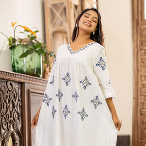 Robe midi en lin brodée à col en V blanche élégante et durable de haute qualité pour femmes - Product Image 3