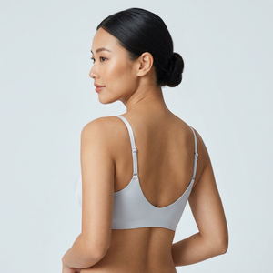 Sujetador sin aros Moonlight Silver para mujer, con escote profundo en V, copas moldeadas de una pieza, bordes termosellados, transpirable con efecto piel desnuda - Product Image 2