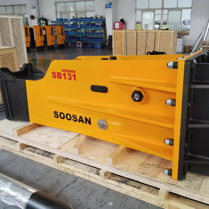 Casse-roche hydraulique SOOSAN SB131 de type boîte avec fonctionnalités standard, comprend des burins, des flexibles, un cylindre à azote et un kit de charge de gaz. - Product Image 1